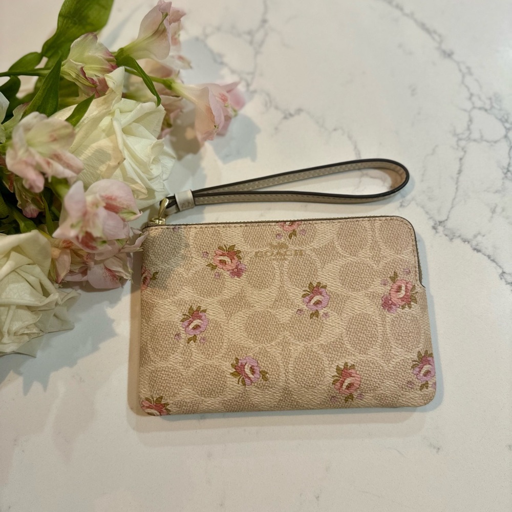 Corner Zip Wristlet In Signature Canvas With floral print